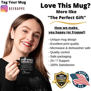 K&ouml;nnte beinhalten: Schwarze Keramiktasse mit einem wei&szlig;en Design, auf dem "Software Engineer" steht und eine Definition des Begriffs enthalten ist. Die Tasse tr&auml;gt au&szlig;erdem den Namen "Olivia". Die Tasse wird von einer Frau mit einem l&auml;chelnden Gesicht gehalten. Der Hintergrund enth&auml;lt den Text "Love This Mug? More like "The Perfect Gift"" und eine Liste von Gr&uuml;nden, warum die Tasse ein tolles Geschenk ist.