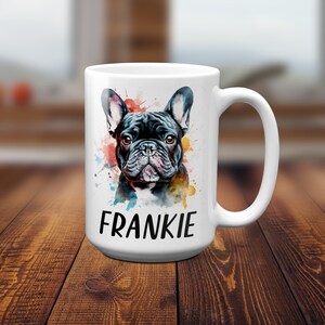 Pode incluir: Caneca de cer&acirc;mica branca com uma ilustra&ccedil;&atilde;o em aquarela de um Bulldogue Franc&ecirc;s preto com o nome Frankie impresso abaixo da imagem.