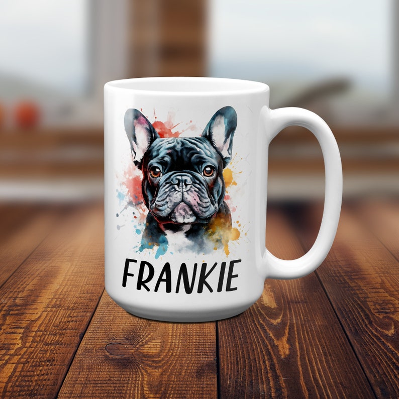 Pode incluir: Caneca de cer&acirc;mica branca com uma ilustra&ccedil;&atilde;o em aquarela de um Bulldogue Franc&ecirc;s preto com o nome Frankie impresso abaixo da imagem.