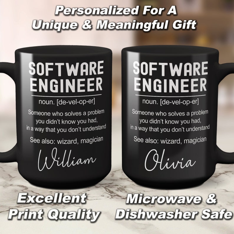 K&ouml;nnte beinhalten: Zwei schwarze Kaffeetassen mit wei&szlig;em Text. Die Tassen zeigen eine Definition eines Softwareentwicklers mit den Worten "Software Engineer" und "noun. [de-vel-op-er]" darauf gedruckt. Die Tassen sind mit den Namen "William" und "Olivia" personalisiert. Der Text am Boden der Tassen lautet "Excellent Print Quality" und "Microwave & Dishwasher Safe".