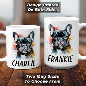 Pode incluir: Duas canecas de cer&acirc;mica branca com um design de aquarela de um Bulldogue Franc&ecirc;s. A caneca &agrave; esquerda diz "CHARLIE" e a caneca &agrave; direita diz "FRANKIE".