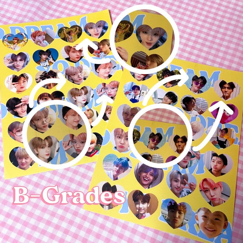 Op de afbeelding: Twee gele en blauwe kaarten met hartvormige stickers met verschillende foto's van een K-pop boyband. De kaarten zijn gelabeld met "Dream" en "B-Grades".