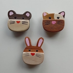 Boutons faits main tête d'animal en PIÈCES ou ENSEMBLES/Boutons pour vêtements de bébé/Bouton lapin/Bouton souris/Bouton chat/Bouton enfant/Bouton bois