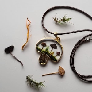 Handmade Pressed Mushroom and moss Necklace/ Epoxy Resin Mushroom Necklace/ Mushroom Pendant/ Epoxy Resin Necklace/ Gift Valentine's day