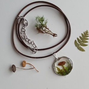 Handgemachte Pilz, Farn und Moos Halskette/ Epoxy Resin Wald Halskette/ Valentinstag Geschenk/ Geschenk für Waldliebhaber/ Geschenk unter 10 Pfund