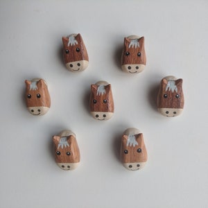 Bottoni FATTI A MANO a PEZZI o SET con motivo a cavallo/ Bottoni per vestitini per neonati/ Bottoni per bambini/ Bottoni in legno/ Regalo per bambini/ Regalo per amanti dei cavalli