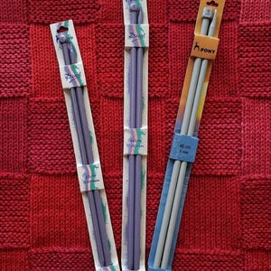 9 mm ポニーノブ付き編み針/ 2本セット/ パールセルロースアセテートプラスチック 35 cmと40 cm/ プラスチック 40 cm/ 異なる素材