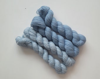 Hank de 50 g de hilo teñido Woad/ Teñido naturalmente AZUL Faced Leicester Superwash/ 100% BABY ALPACA/ Hilo teñido Isatis Tinctoria/ Lana teñida de azul antiguo