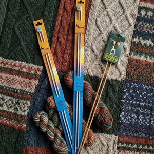Ferri da maglia con pomelli PONY da 3 mm/ Set da 2/ Alluminio 35 cm e 40 cm/ Bambù 33 cm/ Materiali diversi