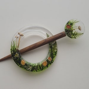 Shawl Pin, Wood & Epoxy resin Shawl Pin with Epoxy resin ring with Pressed plants, Wooden Shawl Pin, Gift for her, Gift under 20 pounds