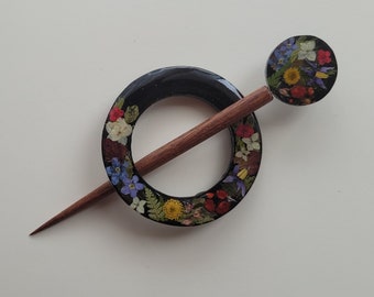 Shawl Pin, Wood & Epoxy resin Shawl Pin with Epoxy resin ring with Pressed plants, Wooden Shawl Pin, Gift under 20 pounds, gift for friend