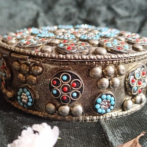 Scatola portagioie rotonda di lusso vintage, custodia portagioie da viaggio, regalo per damigelle d'onore, scatola portagioie per donne, regalo di artigianato intagliato del Kashmir, articolo da regalo