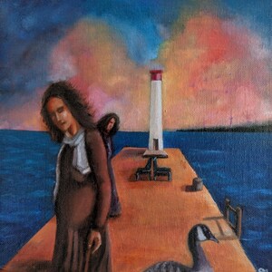 Puede incluir: Una pintura al óleo representa dos figuras en un muelle con un faro bajo un cielo colorido. Un ganso está en primer plano. El muelle es naranja, el agua es azul y el cielo tiene tonos rosas, naranjas y azules.