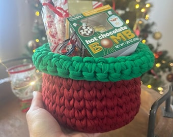 PDF PATTERN,Crochet Christmas basket pattern in PDF, Crochet basket gift, crochet basket with T-shirt yarn, diy crochet pattern for beginner