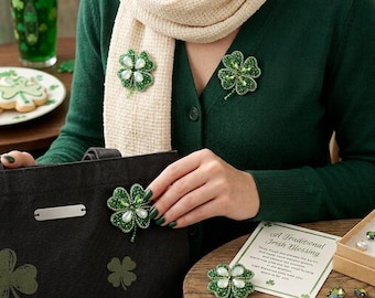 Grüne Klee Brosche – Kristall Vier Blatt Shamrock Perlen Pin – Irischer Schmuck Accessoire
