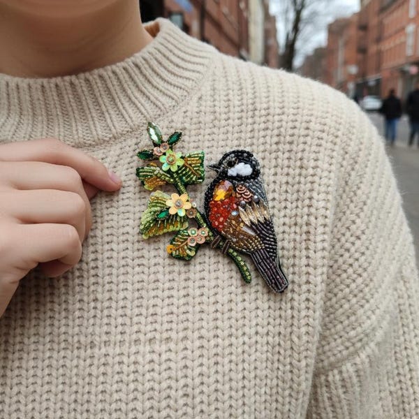 Handgestickte Perlenbrosche auf Ast – Kristall-Herzeit-Natur-Schmuck