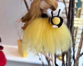 ペットの蜂を抱く美しい妖精の蜂。手作りの蜂人形。カスタマイズギフト。