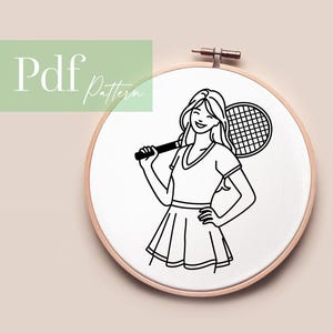 Könnte beinhalten: Eine schwarz-weiße Strichzeichnung einer Frau mit Tennisschläger in einem Stickrahmen. Die Frau trägt ein Tennis-Outfit. Die Worte "Pdf Pattern" befinden sich in der oberen linken Ecke.