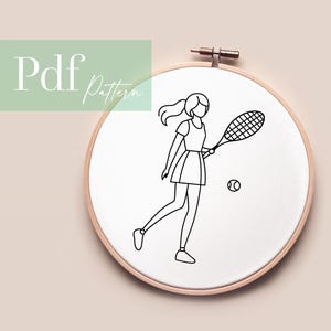 Könnte beinhalten: Stickrahmen mit einer schwarz-weißen Strichzeichnung einer Tennisspielerin, Schläger und Ball. Der Text "Pdf Pattern" befindet sich in der oberen linken Ecke. Der Rahmen befindet sich vor einem neutralen Hintergrund.