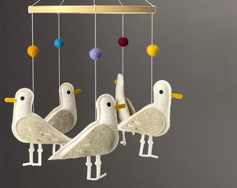 Filtmobil med måsmotiv, barnrumsdekoration i havsstil