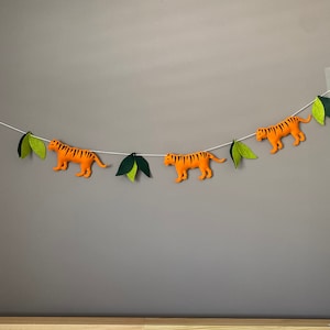 Ghirlanda di feltro con tigre e foglie: decorazioni per la cameretta dei bambini a tema giungla