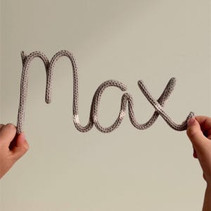 Letrero de punto con nombre, decoración de pared para guardería, letrero para sala de juegos, letrero para puerta, letrero con nombre de bebé, anuncio de bebé, regalo de bebé personalizado, letrero con letras de alambre para habitación de niños