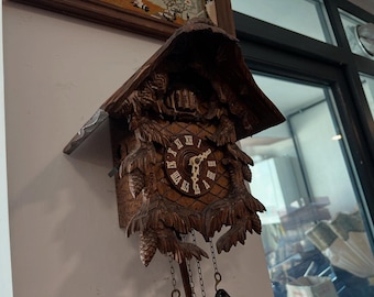 Antieke Duitse koekoeksklok | Handgesneden chaletstijl in het Zwarte Woud | Wekelijkse opwindbare wandklok | Vintage uurwerk voor verzamelaars