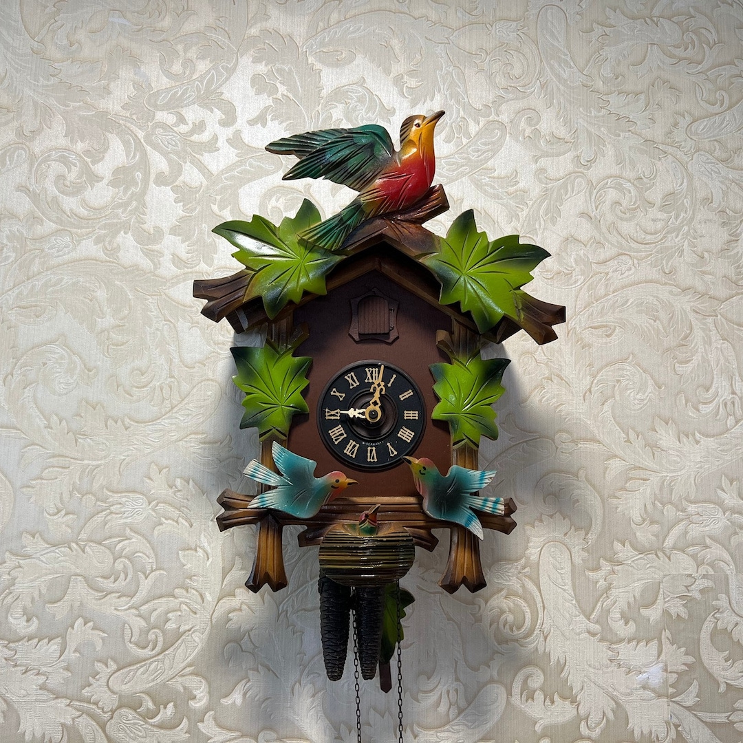 Encantador reloj de cuco alemán con pájaros en movimiento: buen - Main Image