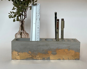 Schreibtischorganizer schmal mit Stiftehalterungen aus Beton mit Blattgold