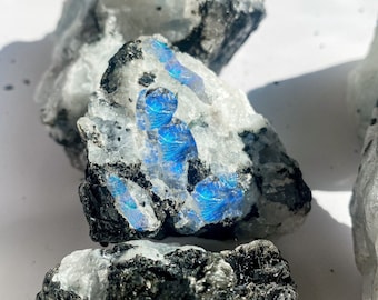 Raw Rainbow Moonstone Crystal | Intuition and Feminine Energy| Natural Raw Moonstone for Psychic Abilities & Spiritual Growth | Moonstone