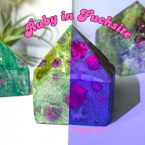 Może przedstawiać: Zielony i fioletowy kryształ z inkluzjami rubinu. Kryształ ma kształt szpiczasty i jest pokazany w świetle naturalnym i pod światłem UV. Inkluzje rubinu świecą jasnoróżowym kolorem pod światłem UV. "Ruby in Fuchsite" jest napisane różowymi literami na obrazie.