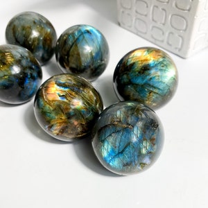 Super auffällige Labradorit-Kugel, Transformation + Schutz, Labradorit-Kugeln, Regenbogen-Labradorit, Labradorit-Kugel