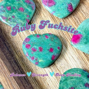 Peut inclure: Quatre cristaux de fuchsite rubis en forme de cœur avec des teintes vertes et roses. Les cristaux sont sur une surface en bois. Le texte "Ruby Fuchsite" est écrit dans une police rétro. Les textes "Balance", "Force" et "Guérison profonde" sont écrits sous les cristaux.