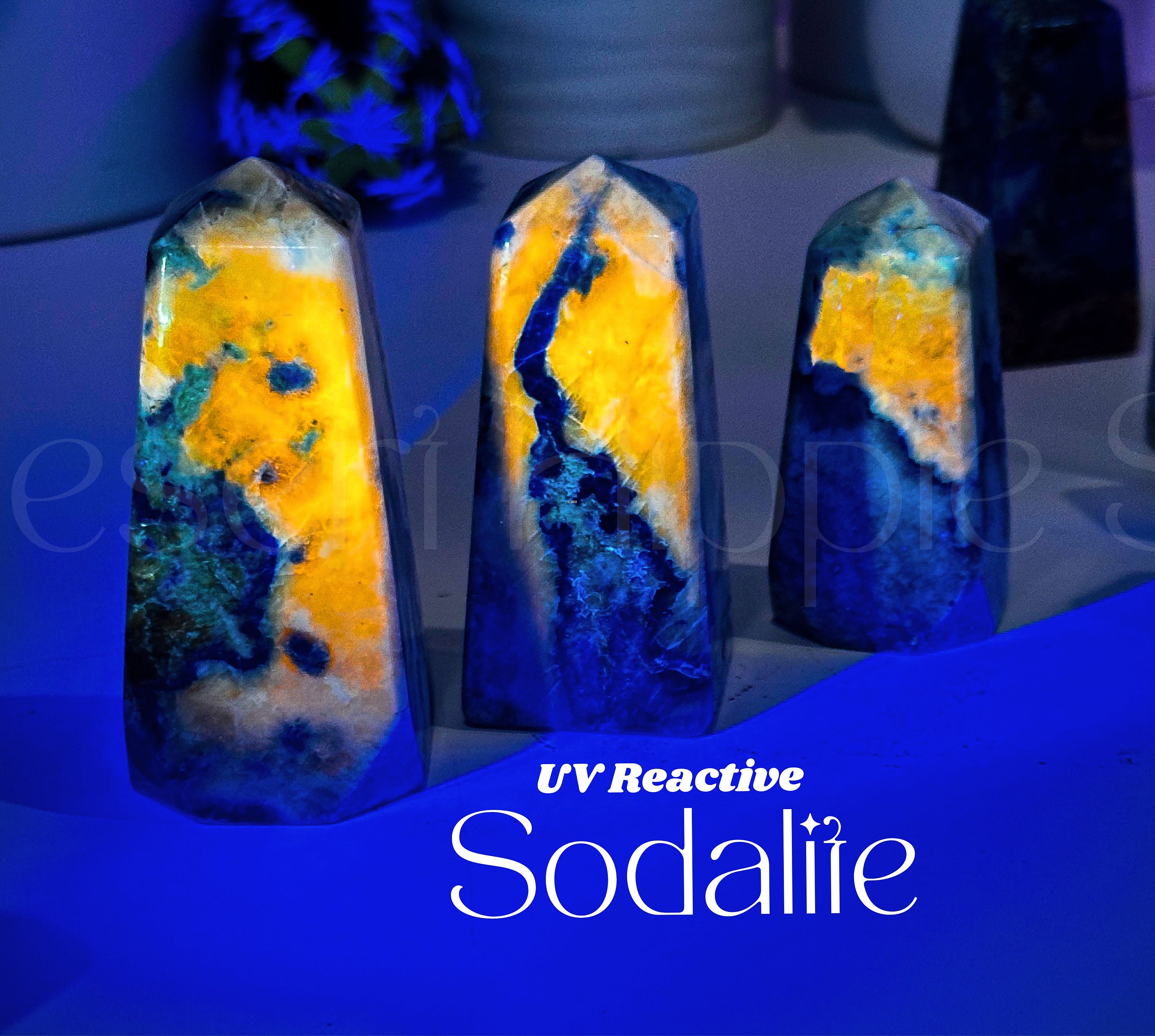 グリーンソーダライト巨大結晶 光る紫外線反応性ソーダライトタワー - Etsy 日本