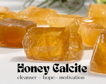 Può includere: Cristalli di calcite miele, una collezione di pietre traslucide di colore ambrato con una texture naturale e ruvida. Il testo "Calcite Miele" è scritto in lettere nere su sfondo bianco, con le parole "purificatore - speranza - motivazione" scritte sotto.