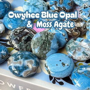 Peut inclure: Une collection de pierres d'Owyhee Blue Opal et d'Agate Mousse. Les pierres sont de différentes nuances de bleu, avec des motifs verts, bruns et blancs. Le texte "Owyhee Blue Opal & Moss Agate" est affiché en blanc.