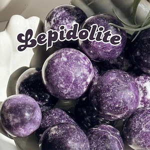 Sfera di lepidolite calmante / Cristallo naturale ricco di litio per calma, equilibrio e guarigione emotiva / Sonno ristoratore / Sfera di cristallo di lepidolite