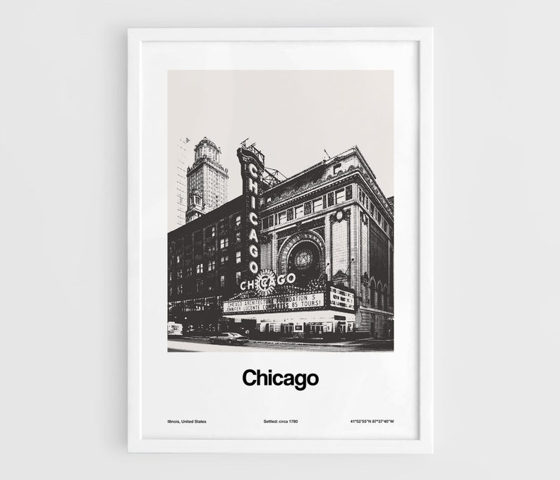 Pu&ograve; includere: Una fotografia vintage in bianco e nero di un edificio a Chicago, Illinois. L'edificio ha un grande cartello con la scritta "Chicago" in grassetto. L'edificio si trova nel centro della citt&agrave;.