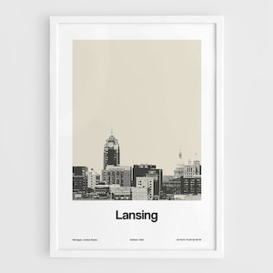 Puede incluir: Una fotografía en blanco y negro del horizonte de Lansing, Michigan. La imagen presenta un edificio alto con una torre de reloj en el centro del horizonte. El texto "Lansing" está impreso debajo de la imagen.