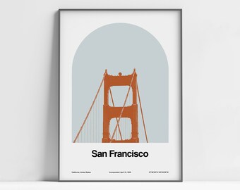 Könnte beinhalten: Ein minimalistisches Poster mit einer grafischen Illustration der Golden Gate Bridge in Orange vor einem hellblauen Hintergrund. Der Text "San Francisco" befindet sich unterhalb der Brücke in einer fetten, serifenlosen Schrift. Der Standort der Stadt, das Datum der Eingemeindung und die Koordinaten sind unterhalb des Stadtnamens aufgeführt.