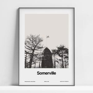 以下が含まれることがあります： 下部に太字で「Somerville」と書かれた、白黒のミニマルなポスター。ポスターには、木々に囲まれた、頂上に旗が立てられた建物のシルエットが描かれている。「マサチューセッツ州、アメリカ合衆国」と「1630 年に開拓」というテキストが都市名の下に書かれている。右下隅には「42°23'10" N 71°06'00" W」という座標が書かれている。