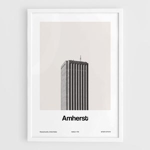 Könnte beinhalten: Ein Schwarzweißfoto eines hohen Gebäudes in Amherst, Massachusetts. Das Gebäude hat ein Flachdach und viele Fenster. Der Text "Amherst" ist unter dem Gebäude gedruckt.