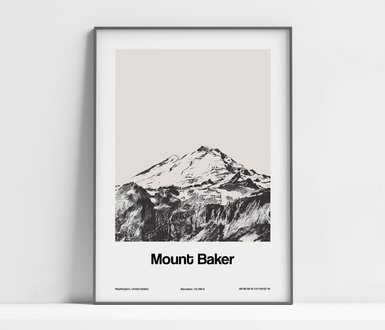 Op de afbeelding: Een minimalistische zwart-wit poster met een foto van Mount Baker, een besneeuwde berg in de staat Washington. De poster bevat de tekst "Mount Baker", "Washington, Verenigde Staten", "Hoogte: 10.781 voet", en "48&deg;32'34" N 121&deg;48'32" W".