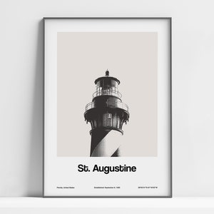 Könnte beinhalten: Schwarzweißfoto des Leuchtturms von St. Augustine in Florida. Der Leuchtturm ist ein hohes, zylindrisches Bauwerk mit einem weißen und schwarzen Streifenmuster. Der Text "St. Augustine" ist unter dem Leuchtturm gedruckt, zusammen mit dem Standort, dem Gründungsdatum und den Koordinaten.