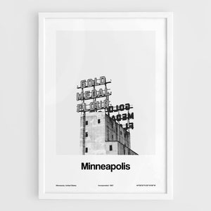 Può includere: Una fotografia in bianco e nero di un edificio con un cartello che recita "Gold Medal Flour" a Minneapolis, Minnesota. Il cartello è fatto di lettere di metallo ed è attaccato al lato dell'edificio. L'edificio è un silo per cereali ed è fatto di cemento.