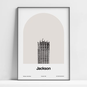 Può includere: Una fotografia in bianco e nero di un edificio alto a Jackson, Michigan. L'edificio è incorniciato da un arco marrone chiaro e il testo "Jackson" è stampato sotto l'edificio. Il testo "Michigan, Stati Uniti" e "Fondata: 1829" è stampato sotto il nome della città. Le coordinate "42°14'37"N 84°29'16"W" sono stampate sotto la data di fondazione.