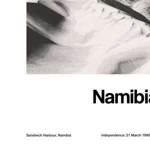 Op de afbeelding: Een zwart-wit afbeelding van een kaart van Namibi&euml; met de tekst "Namibi&euml;" in vetgedrukte letters. De tekst "Sandwich Harbour, Namibi&euml;" staat linksonder en "Onafhankelijkheid: 21 maart 1990" staat rechtsonder.