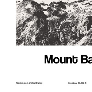 Op de afbeelding: Zwart-witte illustratie van een bergketen met de tekst "Mount Baker", de locatie "Washington, Verenigde Staten" en de hoogte "Hoogte: 10.786 voet".