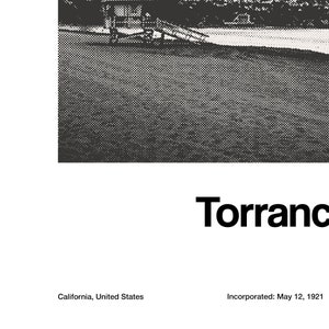 Pode incluir: Imagem em preto e branco de uma paisagem urbana com o texto "Torrance, Calif&oacute;rnia, Estados Unidos" e "Incorporada: 12 de maio de 1921" abaixo.