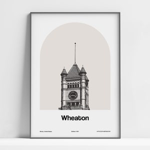 Może przedstawiać: Czarno-biała ilustracja wieży zegarowej w Wheaton, Illinois. Wieża ma spiczasty dach i tarczę zegara. Tekst "Wheaton" znajduje się pod ilustracją, wraz z datą założenia miasta, "Settled 1831", i współrzędnymi, "41°51' 22.7" N 88°00' 20.7" W".